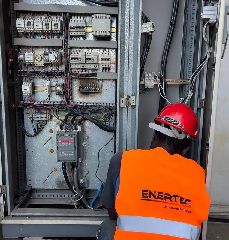 Technicien ENERTEC sur tableau électrique